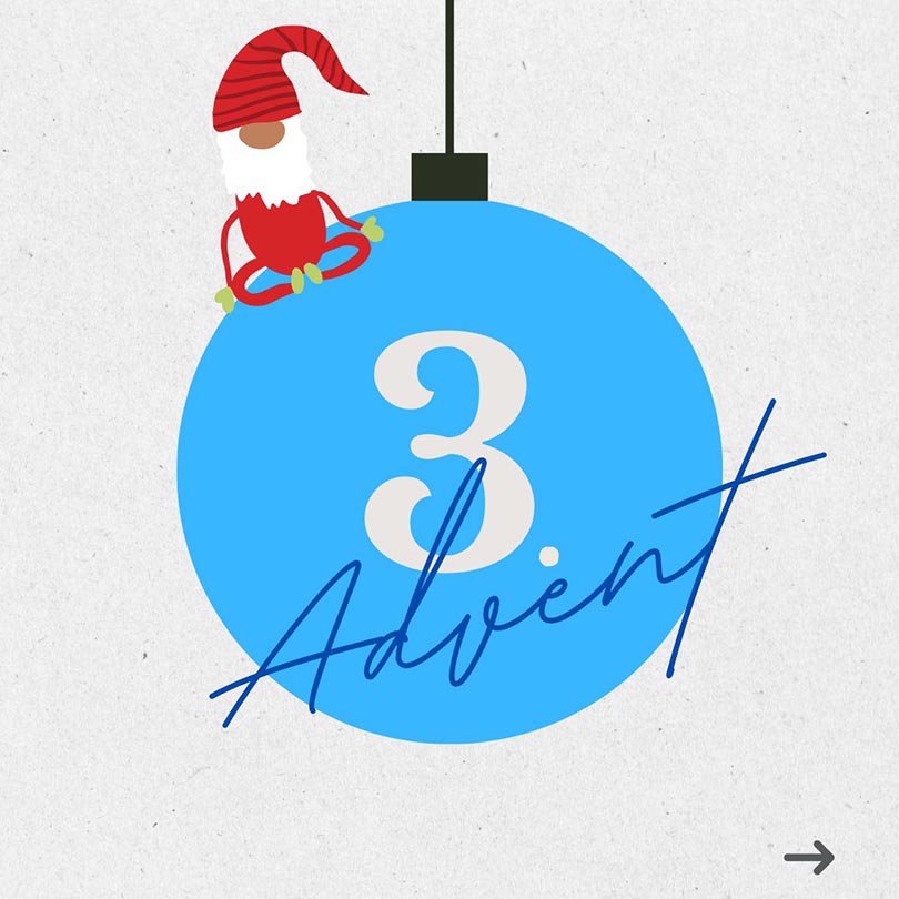 Eine Christbaumkugel in blau mit der Ziffer Drei darauf, symbolisch für den dritten Advent.