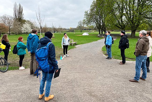 KAT Gruppe um Marius Albiez bei der Oststadt-Exkursion in einem Park im Freien.