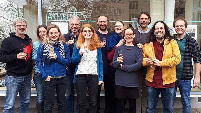 Fröhliches Gruppenfoto im Freien vor dem Zukunftsraum.