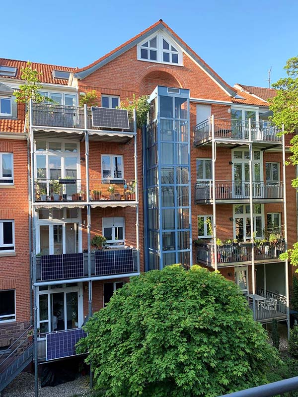 wohnhaus_mit-pv_dein-balkonnetz