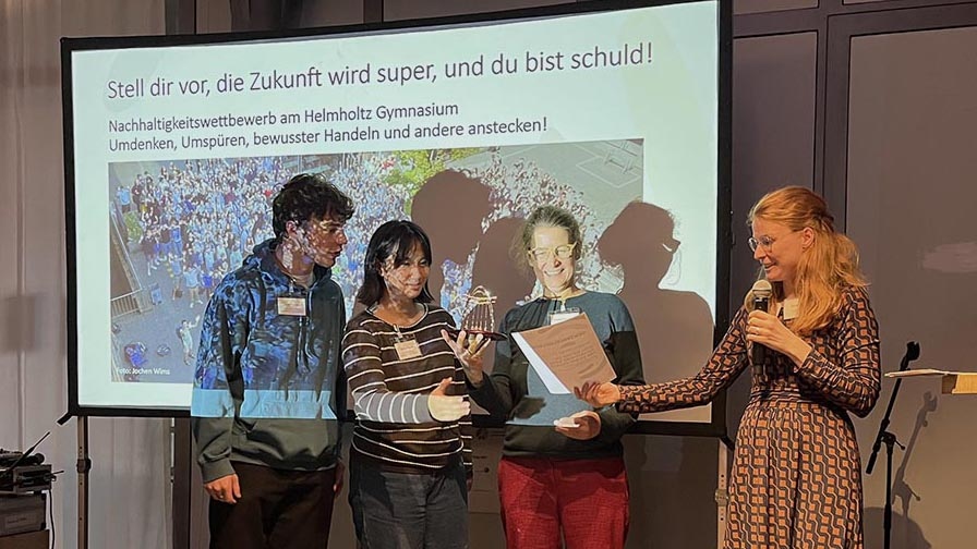 Preisverleihung eines Nachhaltigkeitswettbewerbs an Personen des Helmholtz Gymnasiums.