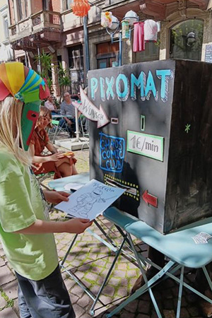 Karl-Heinz Mierke, buehnenlicht Ein Spielstand im Freien mit „PIXOMAT“ als Überschrift, Jugendliche testen das Spiel.