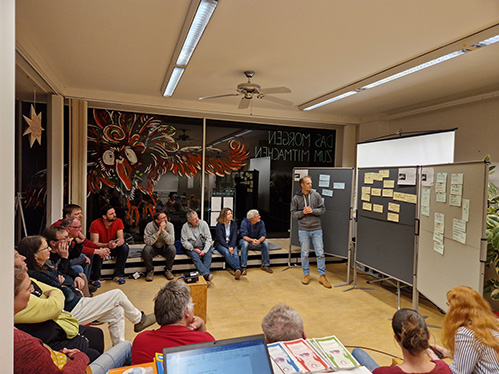 Gruppe von Menschen bei Workshop, Diskussion vor Pinnwänden mit Notizen im Zukunftsraum.