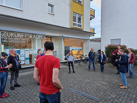 Menschen vor dem Zukunftsraum für Nachhaltigkeit und Wissenschaft.