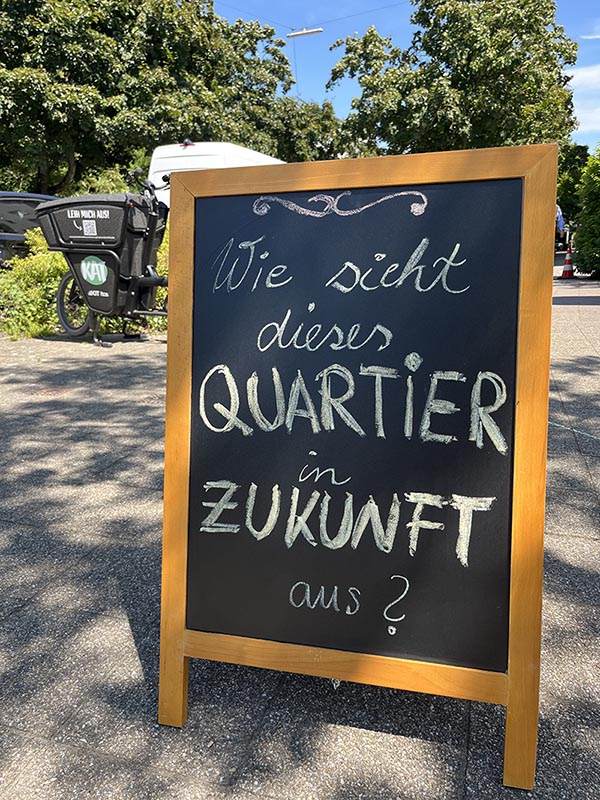 Tafel mit Kreide beschriftet „Wie sieht das Quartier der Zukunft aus“?