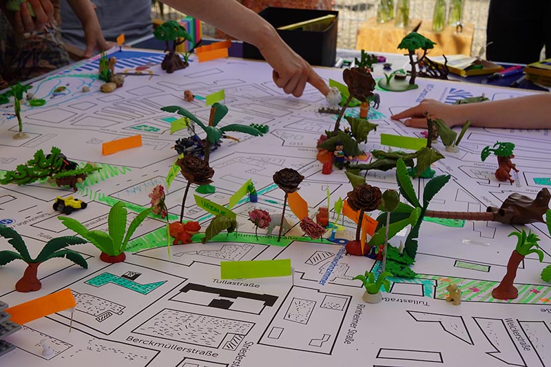 Plan mit Straßenmarkierungen, Knete und bunten Stiften zeigt das Quartier der Zukunft. 