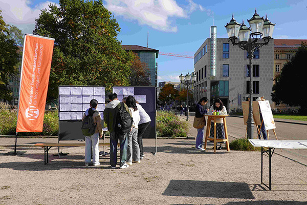Eine Gruppe Interessierter schaut sich die Ergebnisse des PerspekTIERwechsels an.