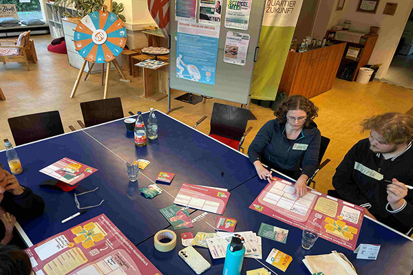 Gruppe besch&auml;ftigt sich mit Konzeptkarten beim Workshop zum Handprint.