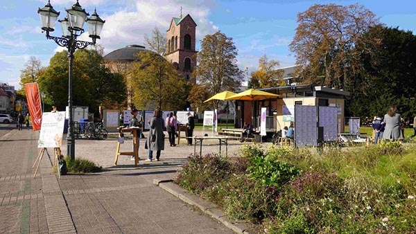 Veranstaltung auf dem Karlsruher Friedrichsplatz: Menschen und Stände mit Infotafeln.