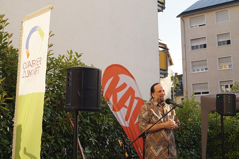 Oliver Parodi hält eine Rede im Freien. 