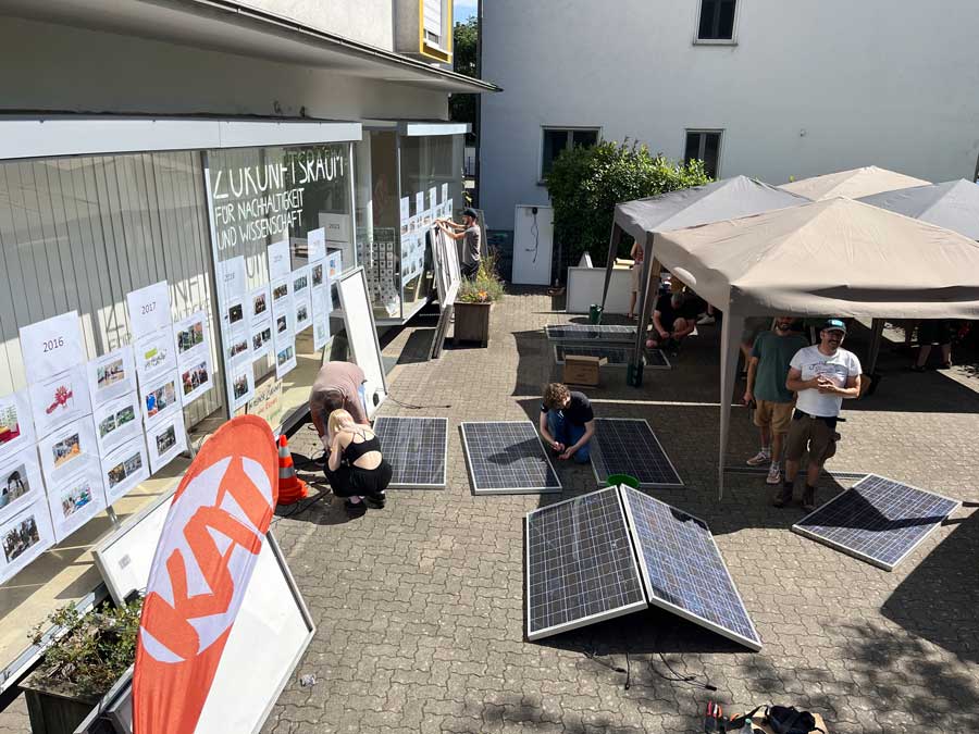 Workshop im Freien mit Solarpanels.