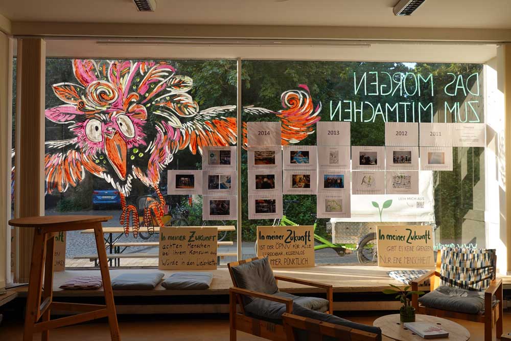 Zeichnung eines bunten Vogels am Schaufenster.  