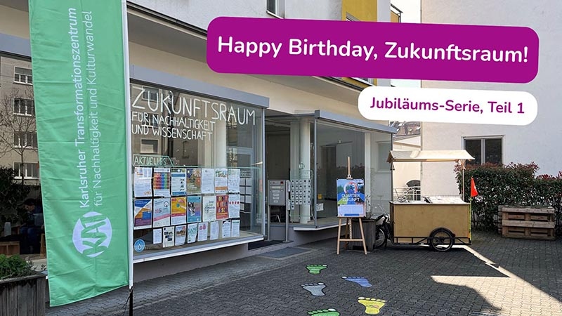 Außenansicht des Zukunftsraums mit Informationsfenster und grünem Banner des Karlsruher Transformationszentrums.