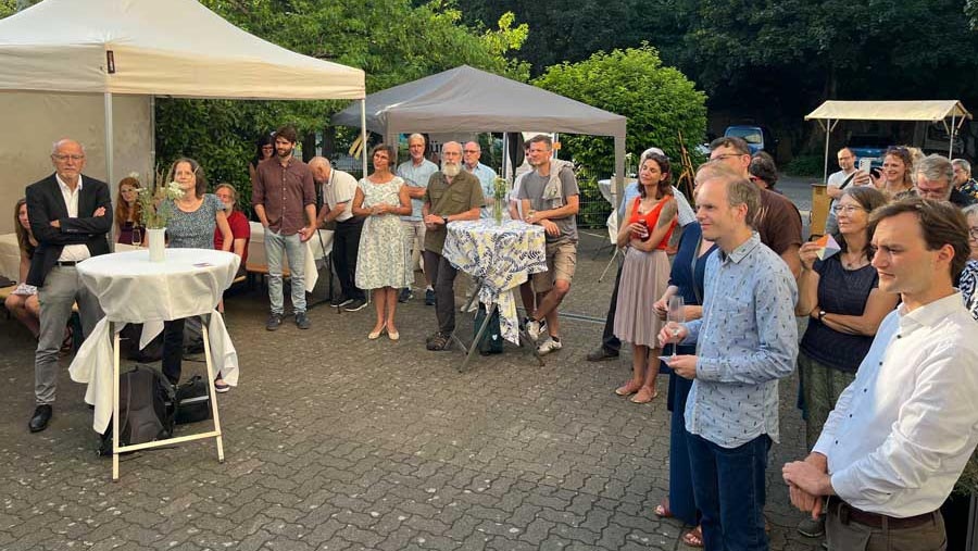 Personen bei einem Sommerfest im Freien.