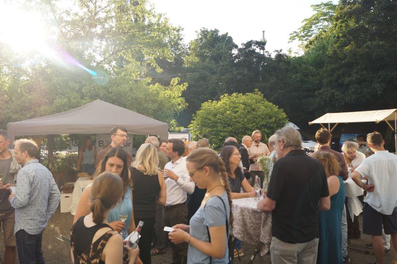 Viele Feiernde bei der Jubiläumsfeier im Hof des Zukunftsraums