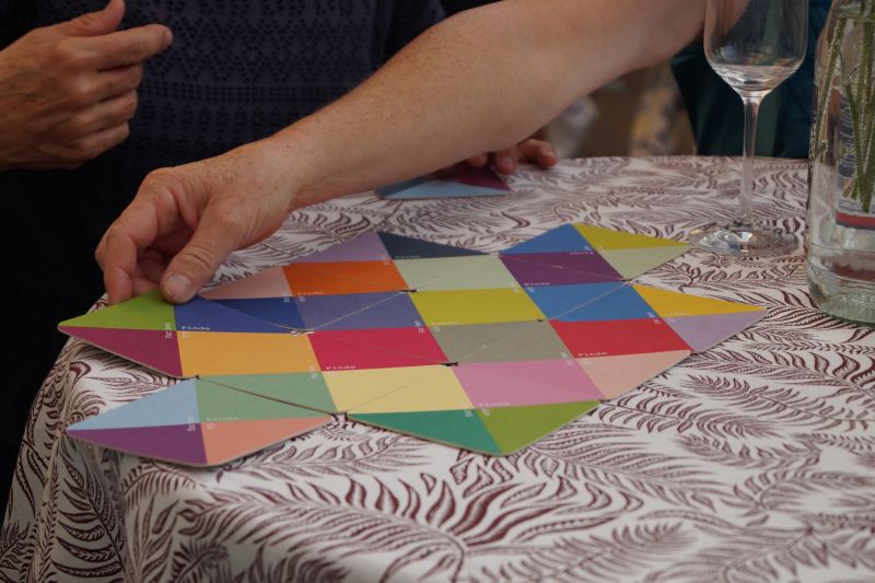 Eine Kunstaktion mit Karten zur sozialen Interaktion war auch Teil der Jubiläumsfeier 