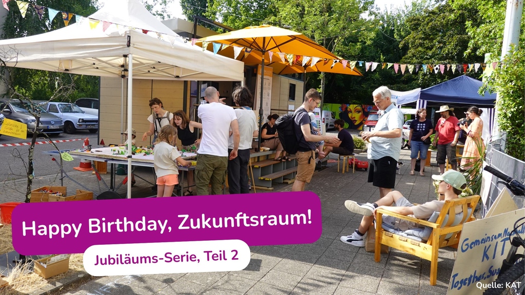 Besucher bei einem Sommerfest mit Pavillons, Sonnenschirm und Dekoration im Freien.