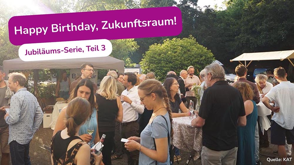 Personen bei einer Feier im Freien mit dem Schriftzug Happy Birthday, Zukunftsraum, Jubiläumsserie Teil drei.