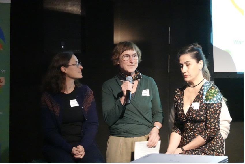 Drei Frauen im Gespr&auml;ch auf einer B&uuml;hne.