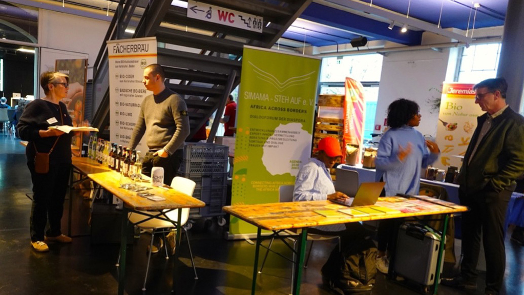 Messestände mit Informationen, Broschüren und regionalen Produkten.