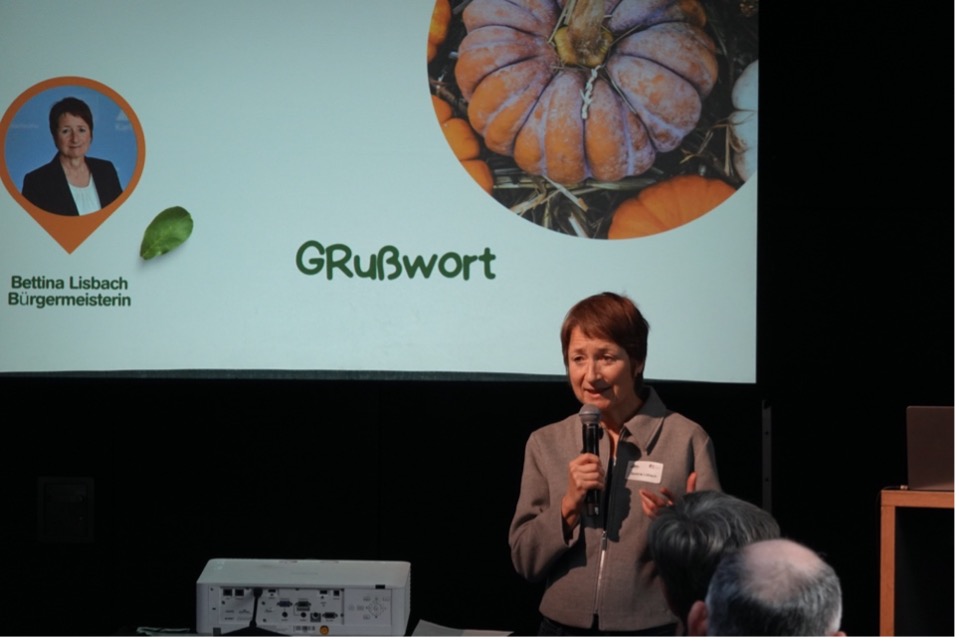 B&uuml;rgermeisterin Lisbach bei einem Gru&szlig;wort vor Publikum.