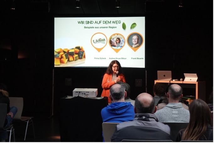 Pr&auml;sentation in Konferenzraum.