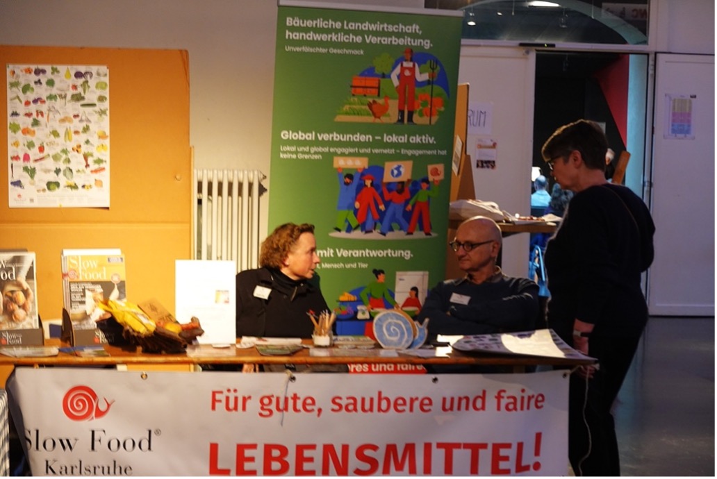 Infostand mit Banner. 
