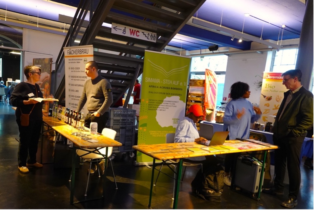 Infost&auml;nde in einer Messehalle.