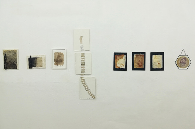 Mehrere Bilder an der Wand.