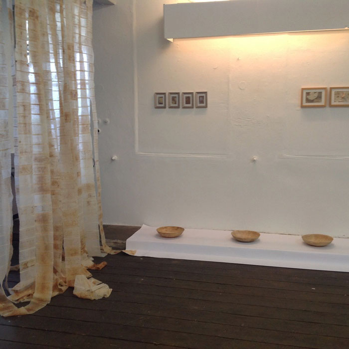 Vorhang aus Teebeuteln sowie weitere Kunstexponate in einem Atelier.