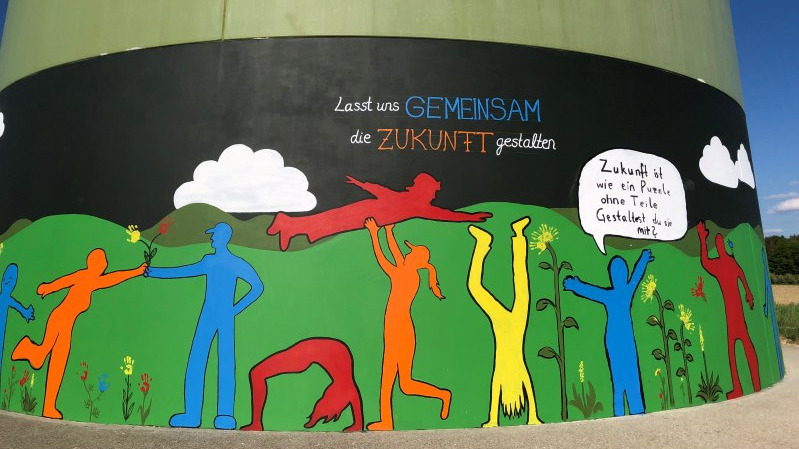 Nahaufnahme eines Kunstprojekts am Sockel eines Windrads.