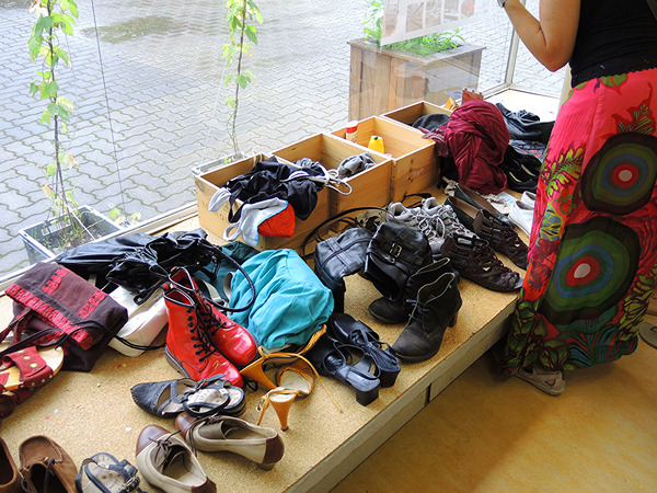Schuhe bei einem Kleidertausch im Zukunftsraum.