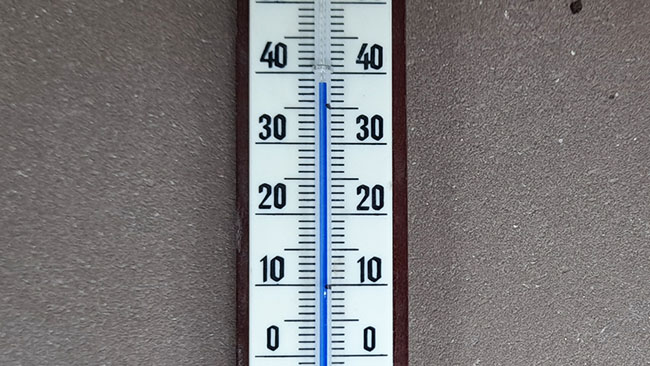 Nahaufnahme eines Thermometers mit einer Temperaturanzeige von etwa 39 Grad Celsius.