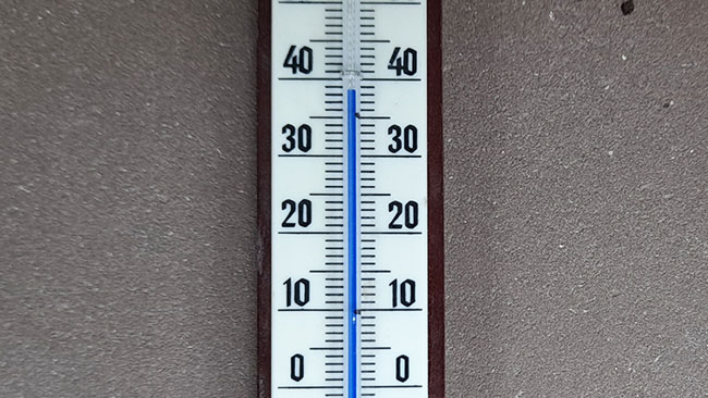Die Temperaturanzeige eines Thermometers zeigt 39 Grad Celsius an.