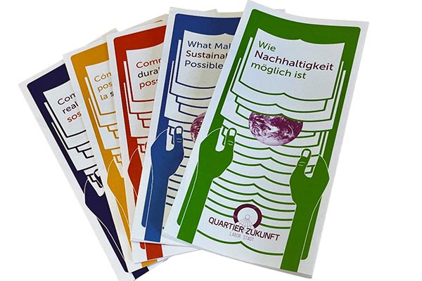 Fächerartige Broschüren in verschiedenen Farben zum Thema Nachhaltigkeit von Quarter Zukunft.
