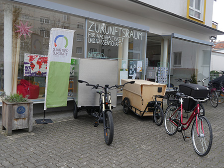 Fahrräder vor dem “Zukunftsraum für Nachhaltigkeit und Wissenschaft” vom Quartier Zukunft.