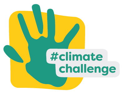 Grüne Hand vor gelbem Hintergrund mit Schriftzug „#climate challenge“ für Umweltaktion.
