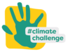 Grüne Hand vor gelbem Hintergrund mit Schriftzug „#climate challenge“ für Umweltaktion.