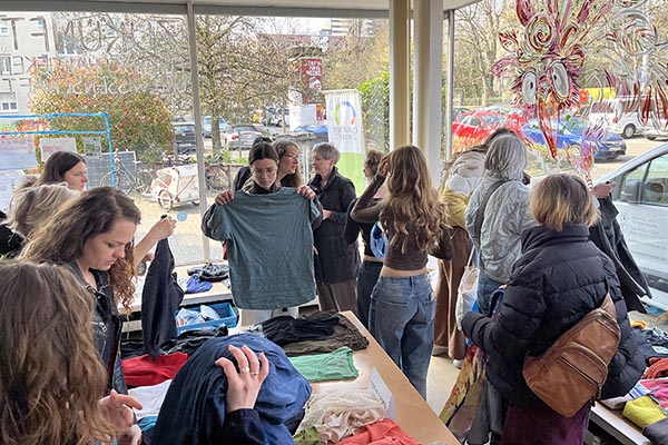 Menschen bei einem Kleidertausch im Zukunftsraum.